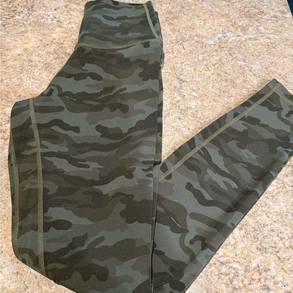 Amazon Essentials Women's Camouflage Leggings